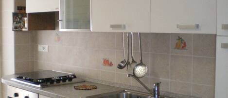 Kjøleskap, ovn, kokeplater og oppvaskmaskin