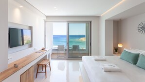 Minibar, brankas, tirai kedap cahaya, dan setrika/meja setrika