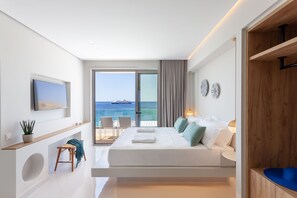 ميني بار وخزنة داخل الغرفة وستائر تعتيم ومكواة/لوح كي