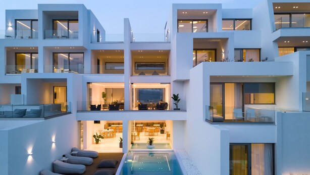 Bagian depan properti - sore/malam