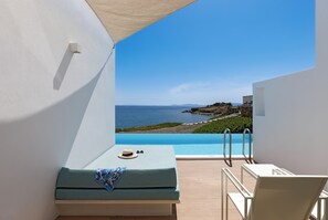 غرفة بريميم مزدوجة - بمنظر للبحر (Direct Pool Access) | ميني بار وخزنة داخل الغرفة وستائر تعتيم ومكواة/لوح كي