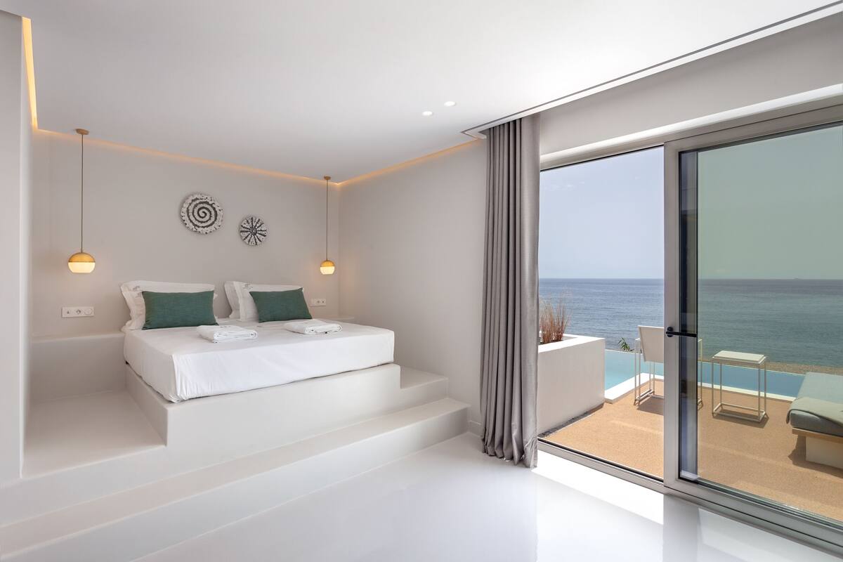 Habitación cuádruple superior, vistas al mar (Direct Pool Access) | Minibar, caja fuerte, cortinas opacas y tabla de planchar con plancha
