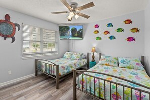 7 habitaciones, escritorio y tabla de planchar con plancha 