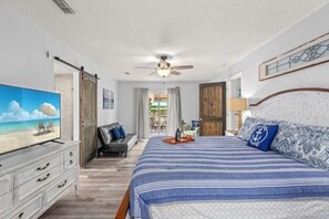 7 Schlafzimmer, Schreibtisch, Bügeleisen/Bügelbrett, Reisekinderbett