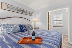 7 Schlafzimmer, Schreibtisch, Bügeleisen/Bügelbrett, Reisekinderbett