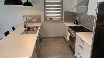 Frigorífico, microondas, horno y placa de cocina
