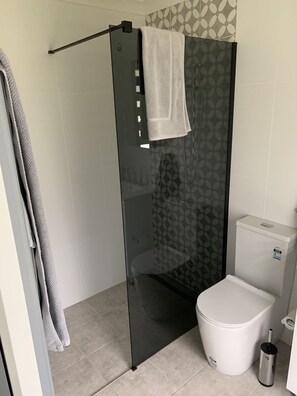 Combined shower/bathtub, hair dryer, soap, toilet paper - Pet Friendly Cottage on 10 fantastic acres (Burradoo)