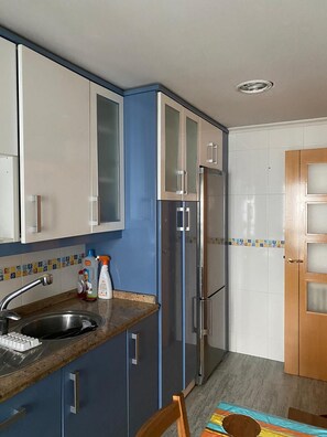 Een microgolfoven, een oven, een vaatwasser