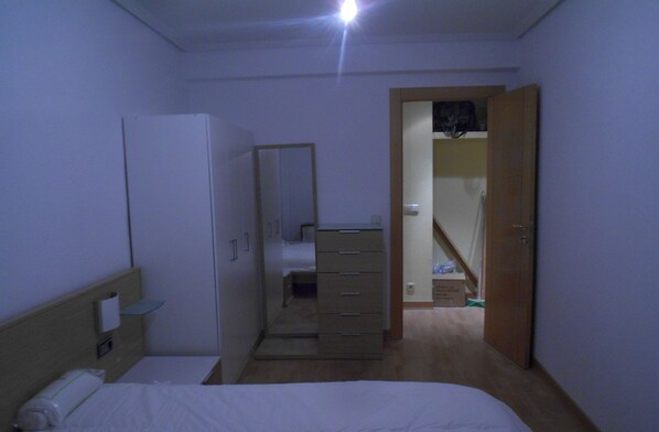 4 bedrooms, desk, WiFi