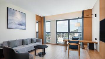 Executive-sviitti, 1 makuuhuone | Ylelliset vuodevaatteet, untuvapeitot, ilmaiset minibaarituotteet