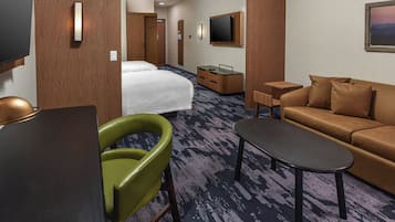 Een bureau, een laptopwerkplek, een strijkplank/strijkijzer, beddengoed