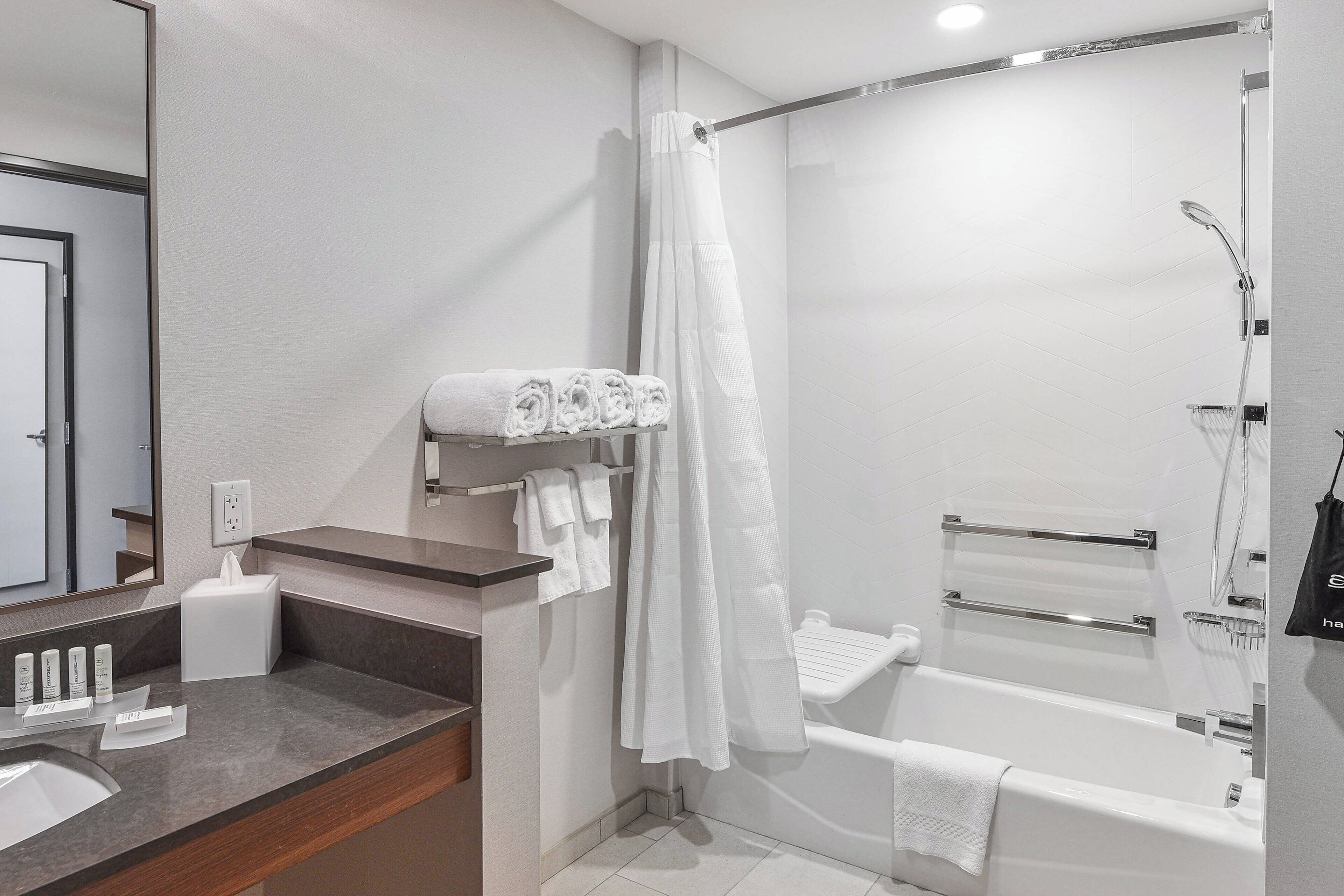 combined shower/bathtub, towels
