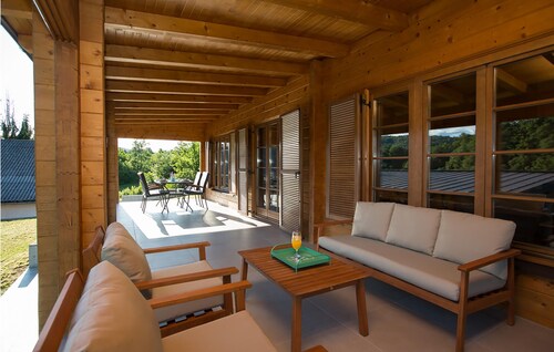 Cozy home in Donje Taboriste with WiFi
