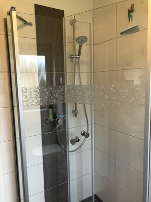 Dusch, hårtork, tvål och toalettpapper