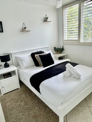 3 bedrooms, iron/ironing board, free WiFi, bed sheets - Rainbow Retreat - 3 Bed Ocean Views, SPA on Roof Terrace (Coolangatta)