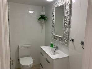 Shower, hair dryer, towels, soap - Rainbow Retreat - 3 Bed Ocean Views, SPA on Roof Terrace (Coolangatta)