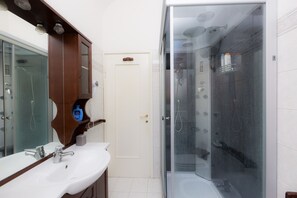 Shower, hair dryer, bidet, towels - Accogliente (Roma)