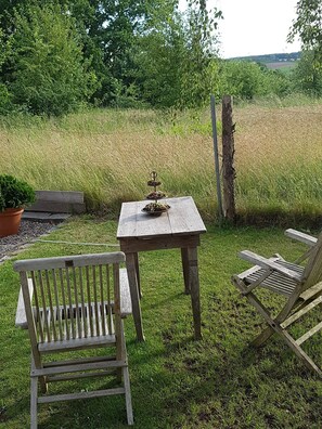 Outdoor dining - Cozy vacation cottage, directly on the North Baltic Sea Canal (Neuwittenbek)