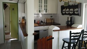 Kaffetrakter/tekoker, kjøleskap, ovn og kokeplater
