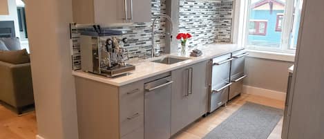 Réfrigérateur, four à micro-ondes, un four, surface de cuisson