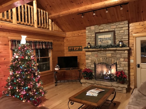 Secluded Log Cabin getaway, with hot tub, and a beautiful view. 
