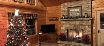 Secluded Log Cabin getaway, with hot tub, and a beautiful view. 