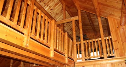 Secluded Log Cabin getaway, with hot tub, and a beautiful view.