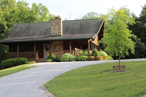 Secluded Log Cabin getaway, with hot tub, and a beautiful view. 