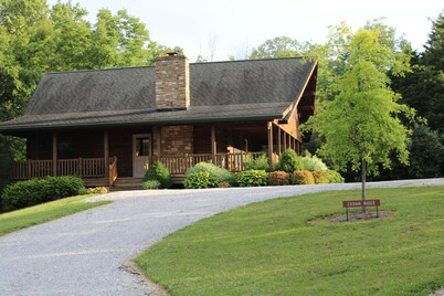 Secluded Log Cabin getaway, with hot tub, and a beautiful view. 