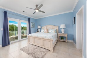 4 bedrooms, memory-foam beds, in-room safe, iron/ironing board - New 4/3 Private Single Family - 2 min to ocean, kayaks, paddleboards, bicycles (Marathon)