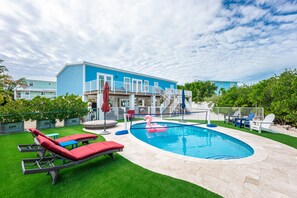 Outdoor pool, a heated pool - New 4/3 Private Single Family - 2 min to ocean, kayaks, paddleboards, bicycles (Marathon)