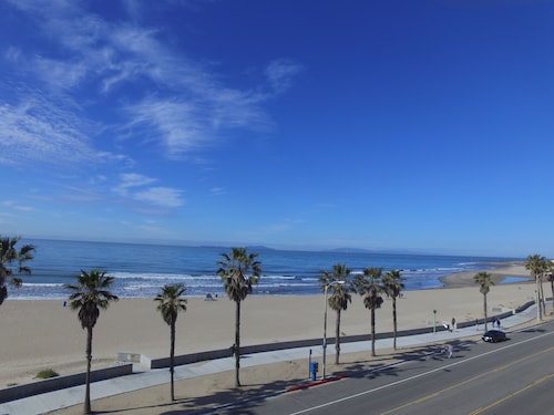 Peaceful, 3-bedroom condo, a short walk away from Port Hueneme beach and pier