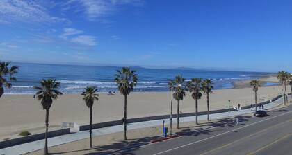 Peaceful, 3-bedroom condo, a short walk away from Port Hueneme beach and pier