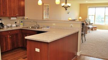 Apartment, Multiple Beds (Apartment with Balcony) | Private kitchen | Spices, paper towels