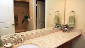 Appartement, plusieurs lits (Apartment with Balcony) | Salle de bain