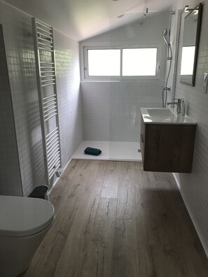 Hårføner, håndklær og toalettpapir