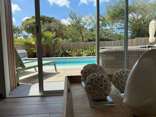 Magnificent air-conditioned villa with heated swimming pool, walking distance to the beach