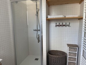 Secadora de cabello, toallas, papel de baño 