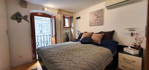 3 bedrooms, free WiFi, bed sheets - Modern meets historic. Comfortable living in the old town. (Korčula)