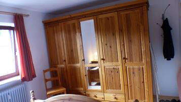 2 slaapkamers, een strijkplank/strijkijzer, wifi, beddengoed