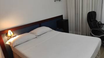 Quarto superior | Frigobar, cortinas blackout, Wi-Fi de cortesia, roupa de cama