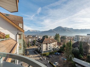 Unclassified image, 5 of 46, button