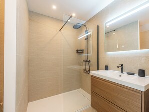 Unclassified image, 4 of 46, button