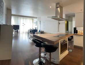 Refrigerador, microondas, horno y parrilla de estufa