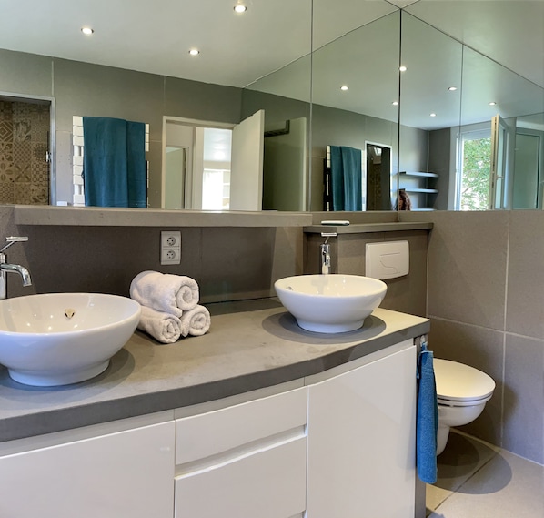 Combined shower/tub, hair dryer, towels, soap