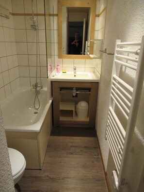Baignoire, papier toilette