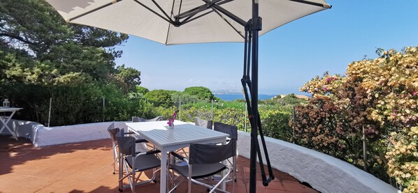 屋外ダイニングエリア