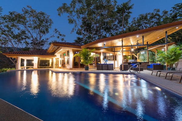 Gorgeous getaway - 50' infinity pool - ocean views - wildilife and privacy