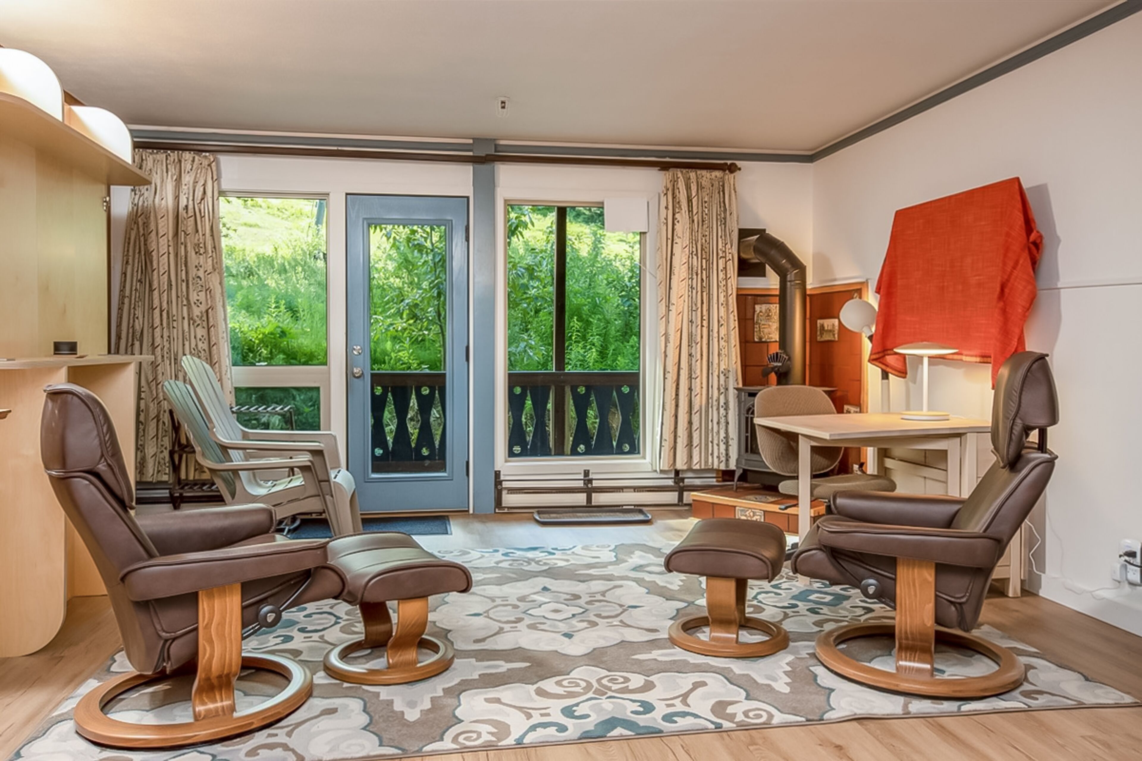 Inviting dog-friendly condo w/mountain views and gas fireplace - close to lifts