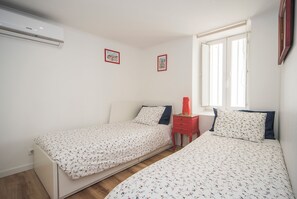 2 habitaciones, tabla de planchar con plancha y cuna de viaje 